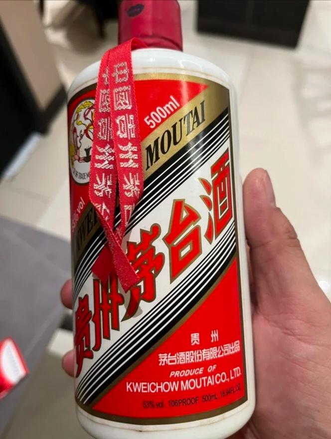 年轻人不是不喝茅台，是喝不起茅台！买不起茅台的人又为茅台担心了，段永平不仅仅加仓