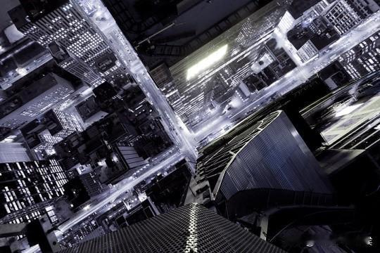 职场很恐怖，因为什么事都可能发生。比如，隔壁那位50多岁的大姐一直盯着我，说我