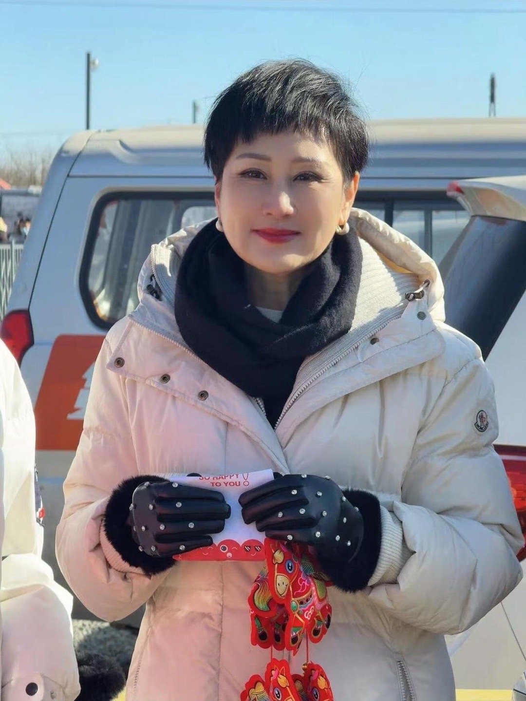 63岁张凯丽的老年穿搭也太会了！白色羽绒服搭配黑色围巾与直筒裤，简约利落，时髦又