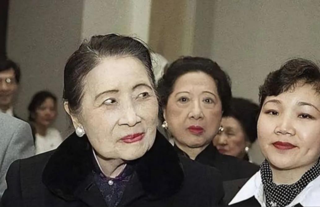 2003年，106岁的宋美龄在美国纽约逝世。她晚上逝世，第二天就被人从公寓里面用