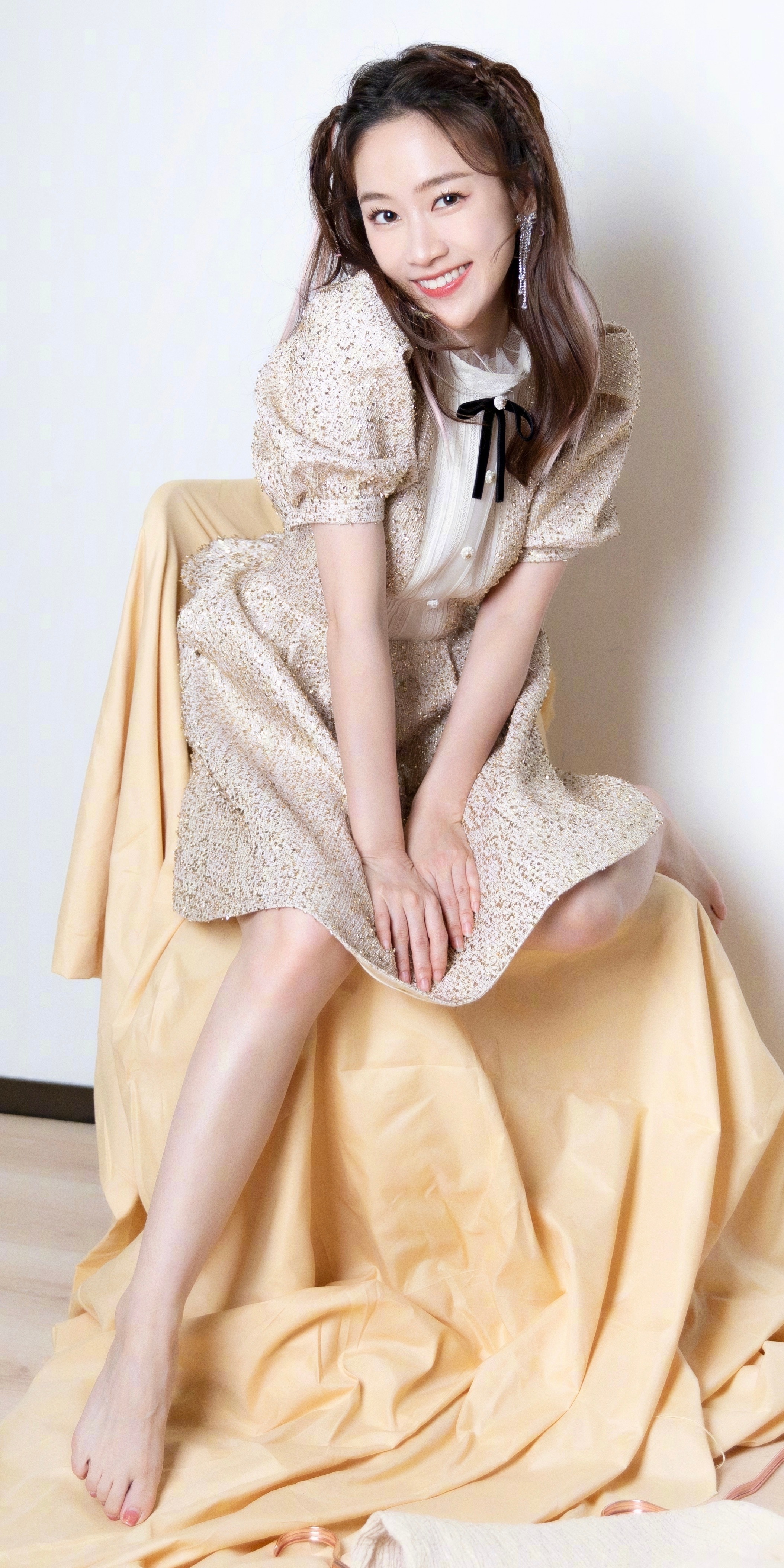 刘美含穿搭壁纸：甜美满溢，俏皮光脚丫。刘美含花式种草