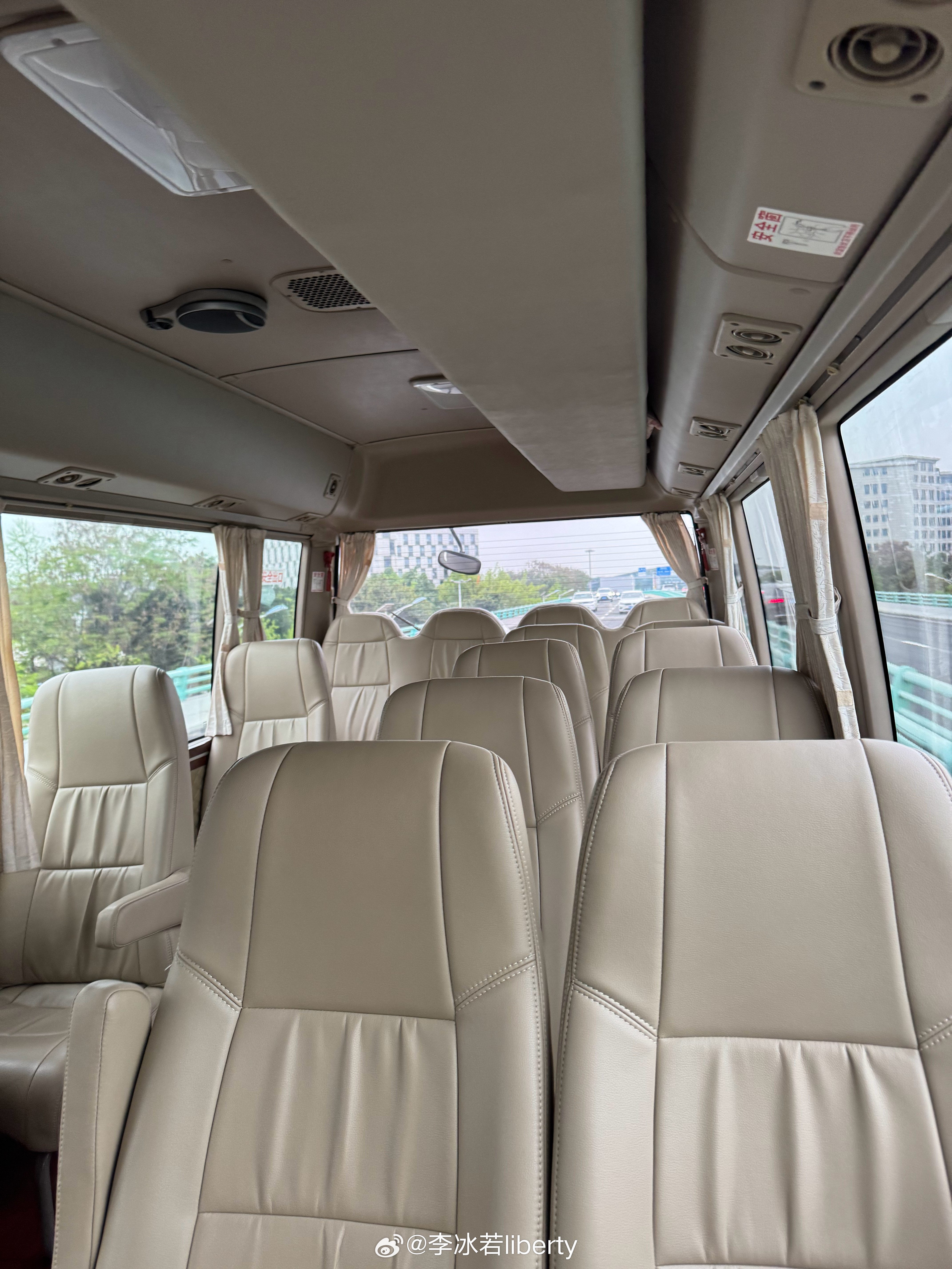 今天也是涨知识的一天包了个考斯特同时也发现成都的马路牙子设计的真极致我与汽车的日