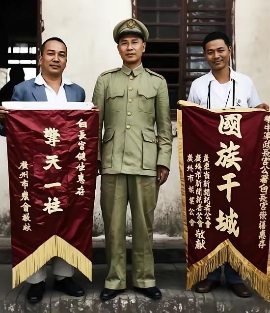 这张照片很有意思，它的背景是1949年8月国民党政权处于崩溃状态下，桂系白崇禧部