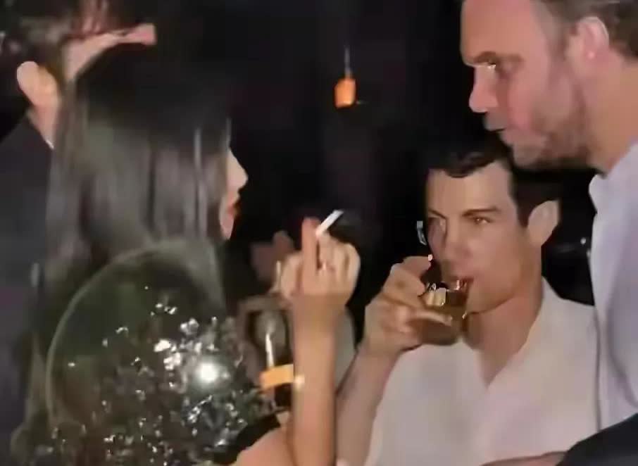 这是朱珠早期国外的照片，没想到曾经这样疯狂。经常见她演戏时吐舌头，看来吐舌头是她