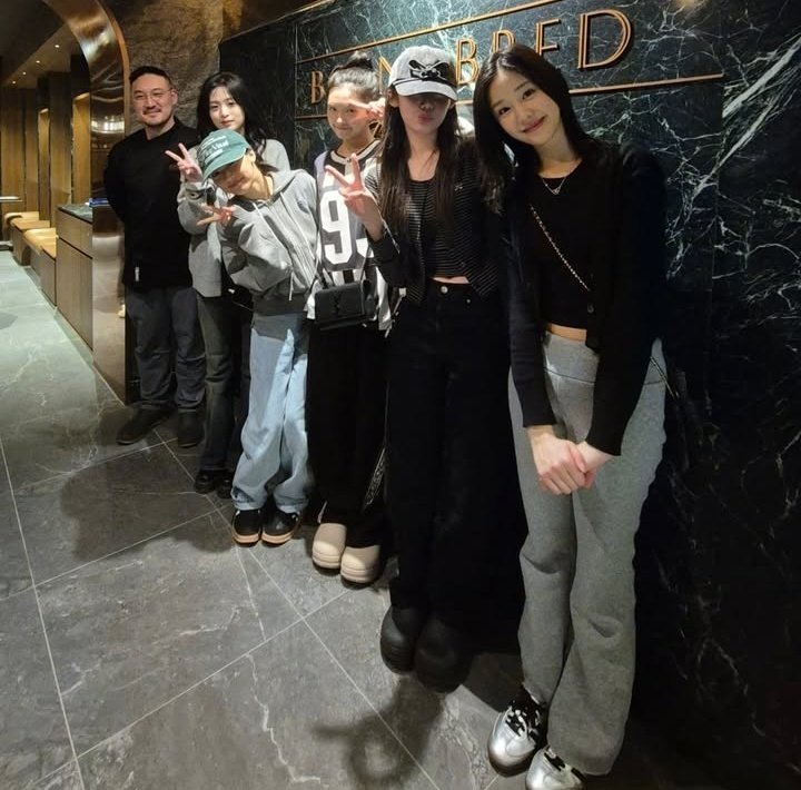 AHYEON及成员们和BornandbredCEO的合照📷​​​