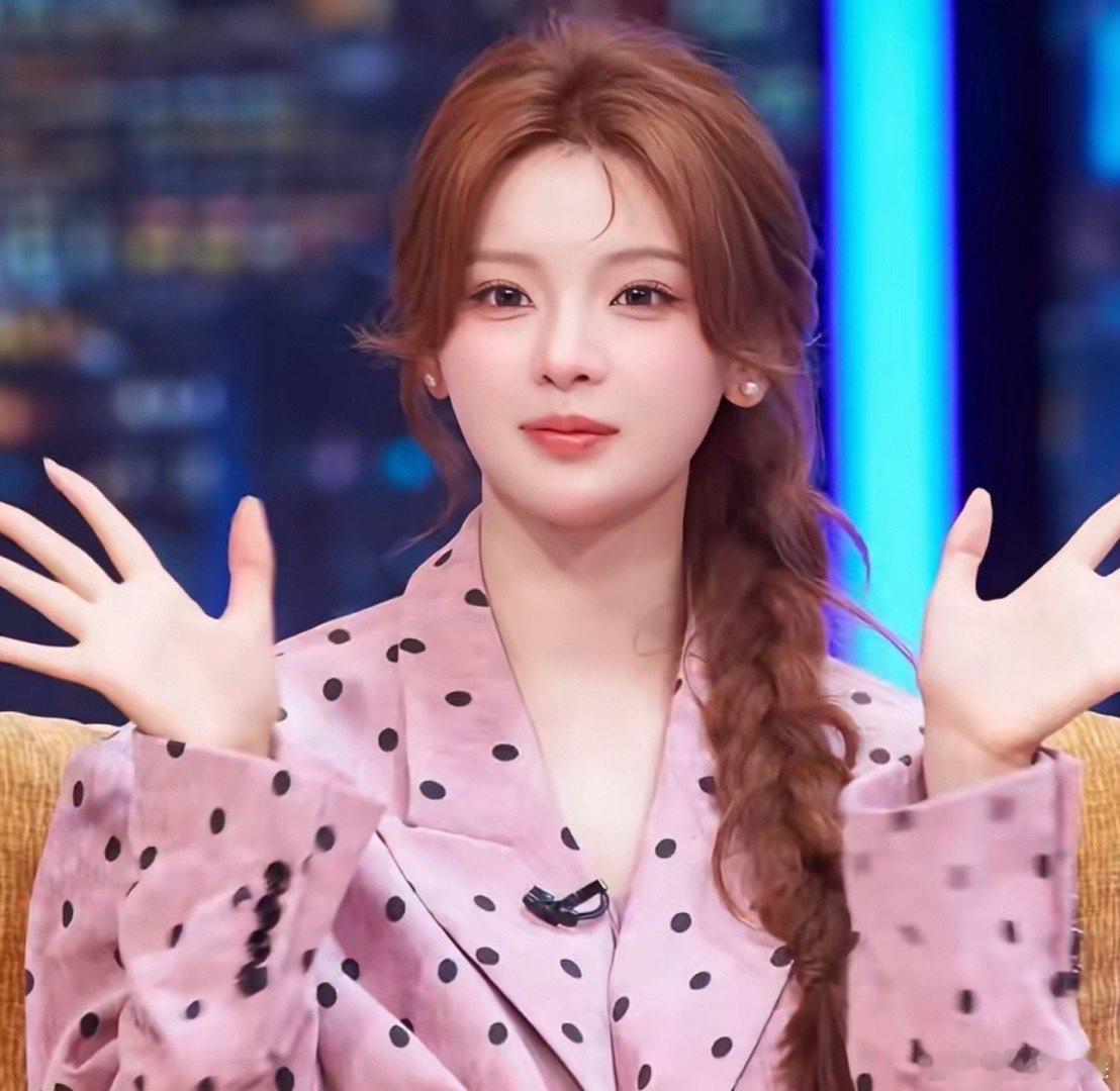 杨超越不愧是靠脸进入娱乐圈的，头小脸小太有星味了