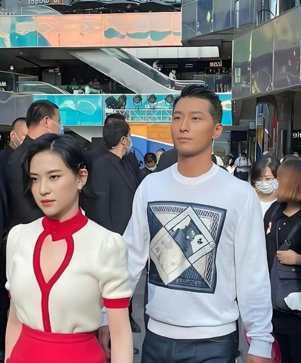 这何超莲结婚以后面相都变了，窦骁看着像妻管严一样！两个人都不开心的样子！感觉结婚