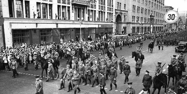 1944年，5万多名德国士兵俘虏在莫斯科游街示众，为了防止中途意外发生，苏联士兵