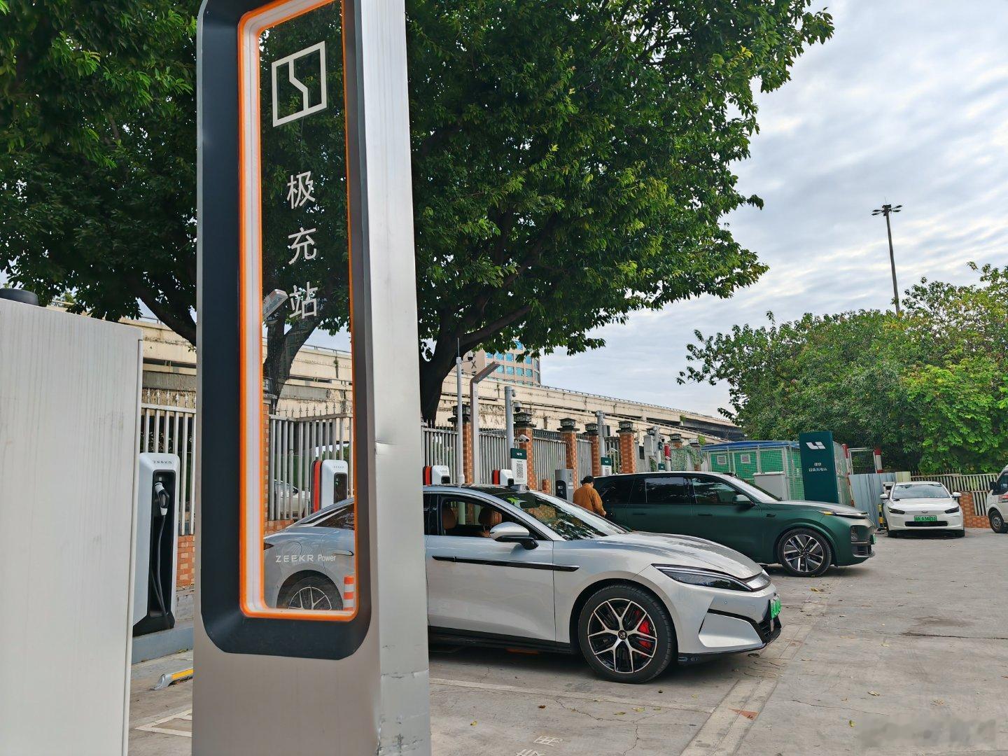 好歹我也是极氪Mix车主，享受一下极充站不为过吧[滑稽笑]轻松吃满功率，不愧是