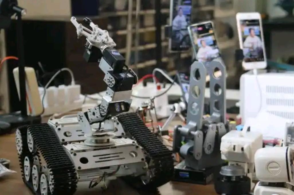 浙大博士张冬于2020年花40万元在杭州买下两个车库，打造成研发机器人的秘密基地