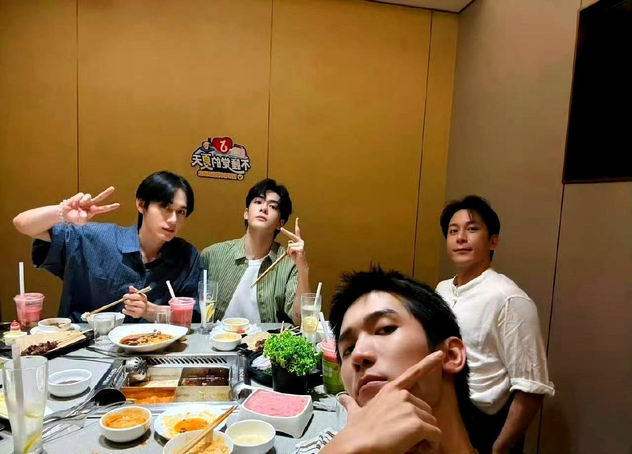 别家团建是度假，他们去韩国直接上才艺。机场里，白鹿转头用韩语问粉丝：你看我哪部