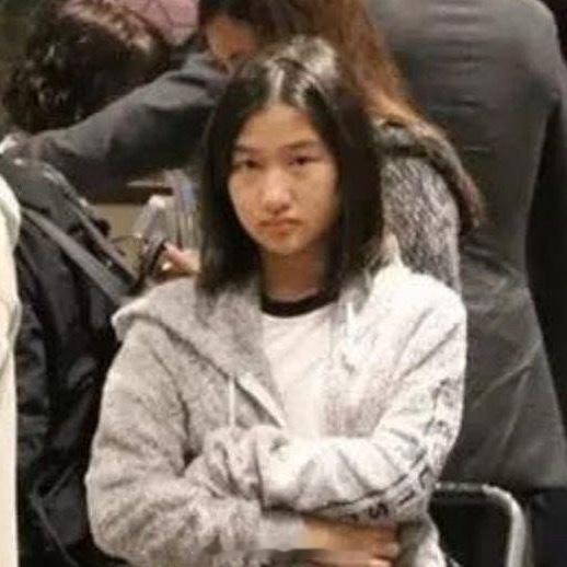 张家辉的女儿，这是怎么长的，乍一看像妈妈，仔细一看像爸爸的！