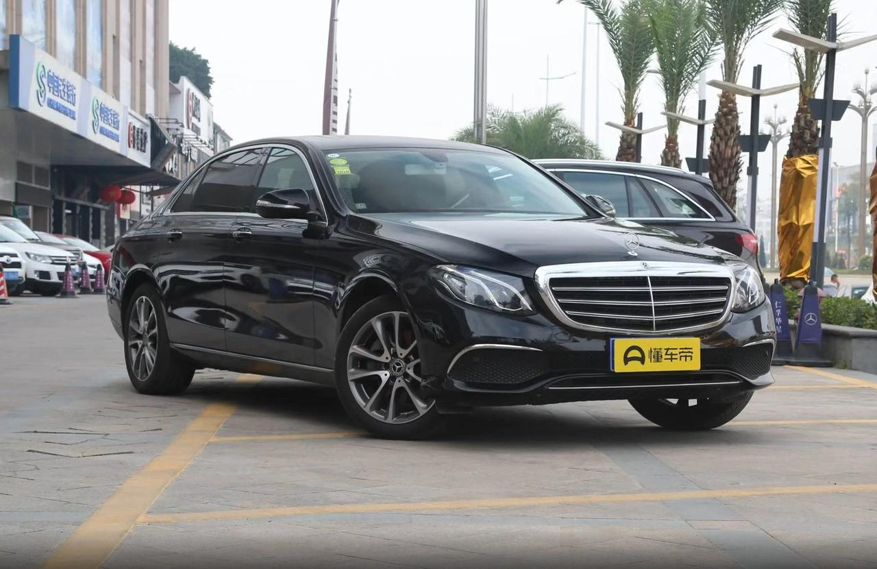 在30万左右的预算区间，二手奔驰E级几乎是豪华中大型轿车里绕不开的选择。它后排宽