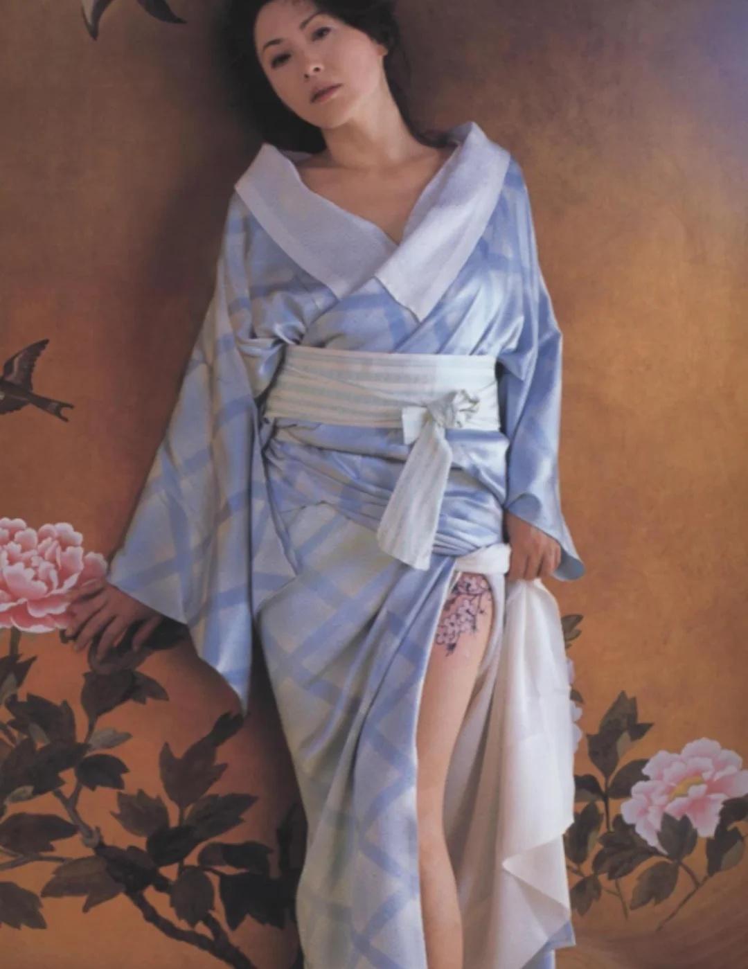 松板庆子：艳丽美人这本写真拍摄时五十岁了好像，年轻时真是非常美艳，年纪大了