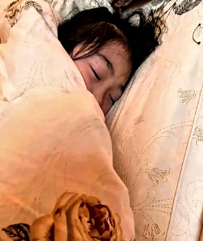 高考结束，天津一名女孩回到家，扎扎实实睡了一天一夜。起初家人都以为她只是太过劳累