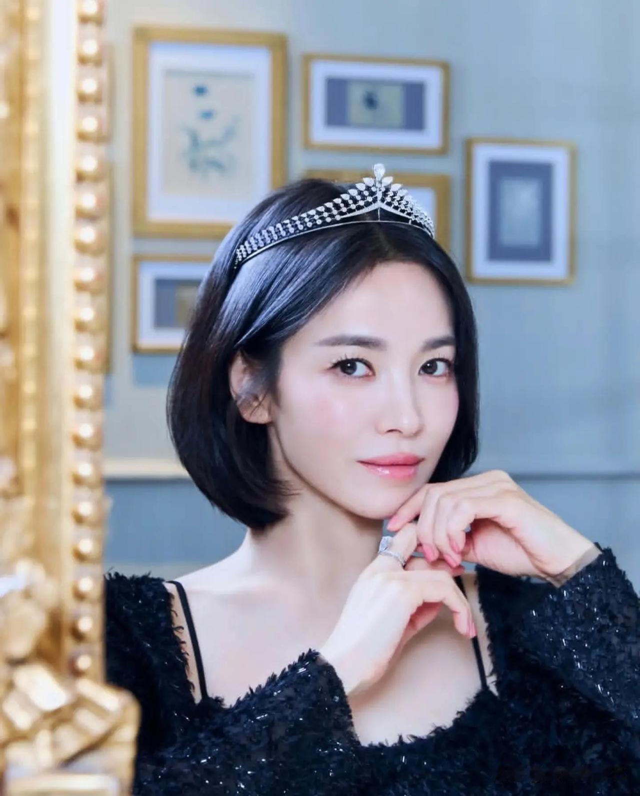 近日，演员宋慧乔在自己的Instagram上传了照片。公开的照片中，宋慧乔亮相珠