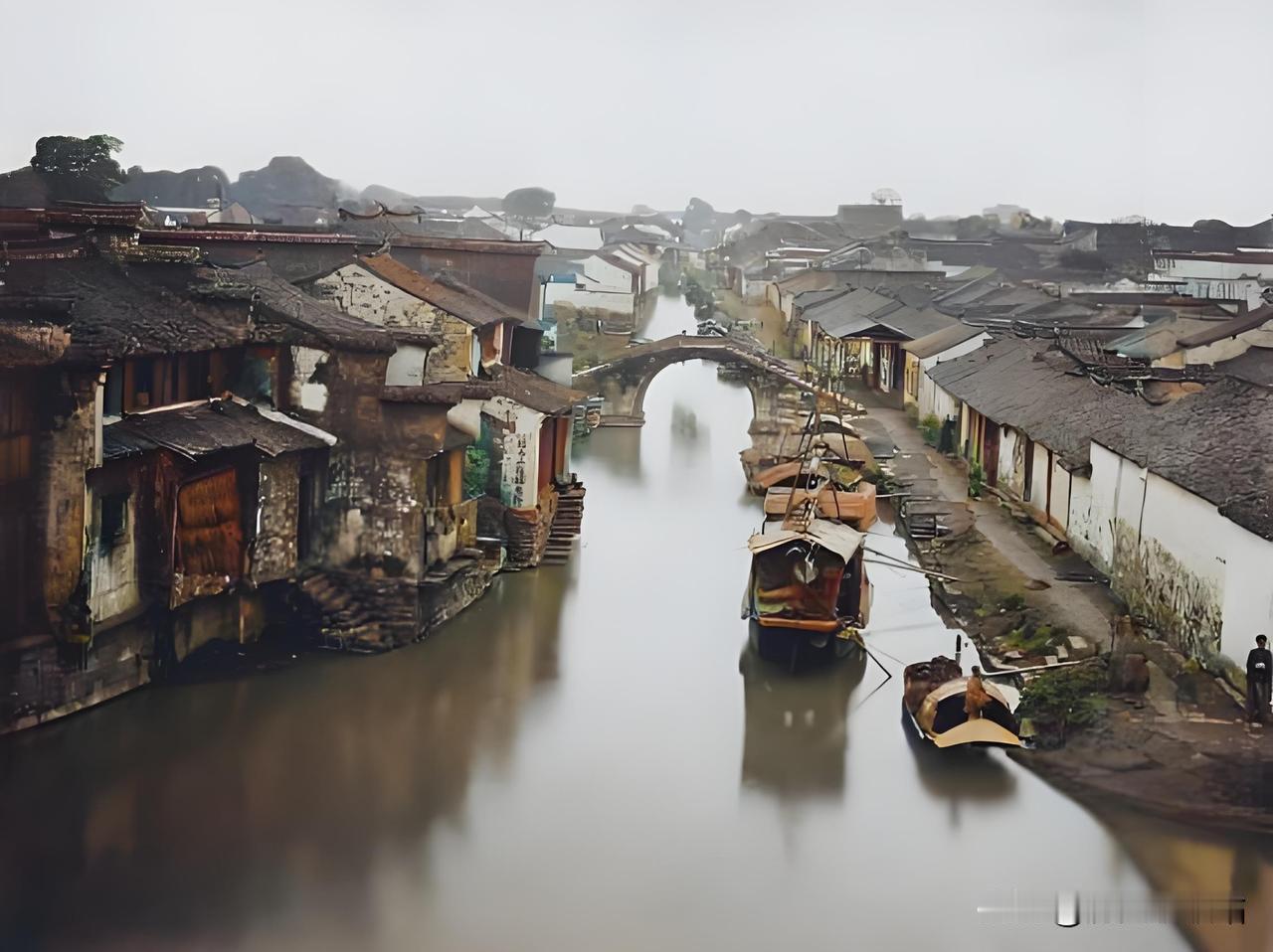 这张民国时期的苏州水巷照片，生动展现了姑苏“小桥流水人家”的典型风貌。苏州水巷的