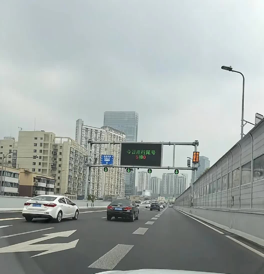 成都网友：吓巳！今天星期四，为啥限号是5和0？今天大头看到不少网友反馈，