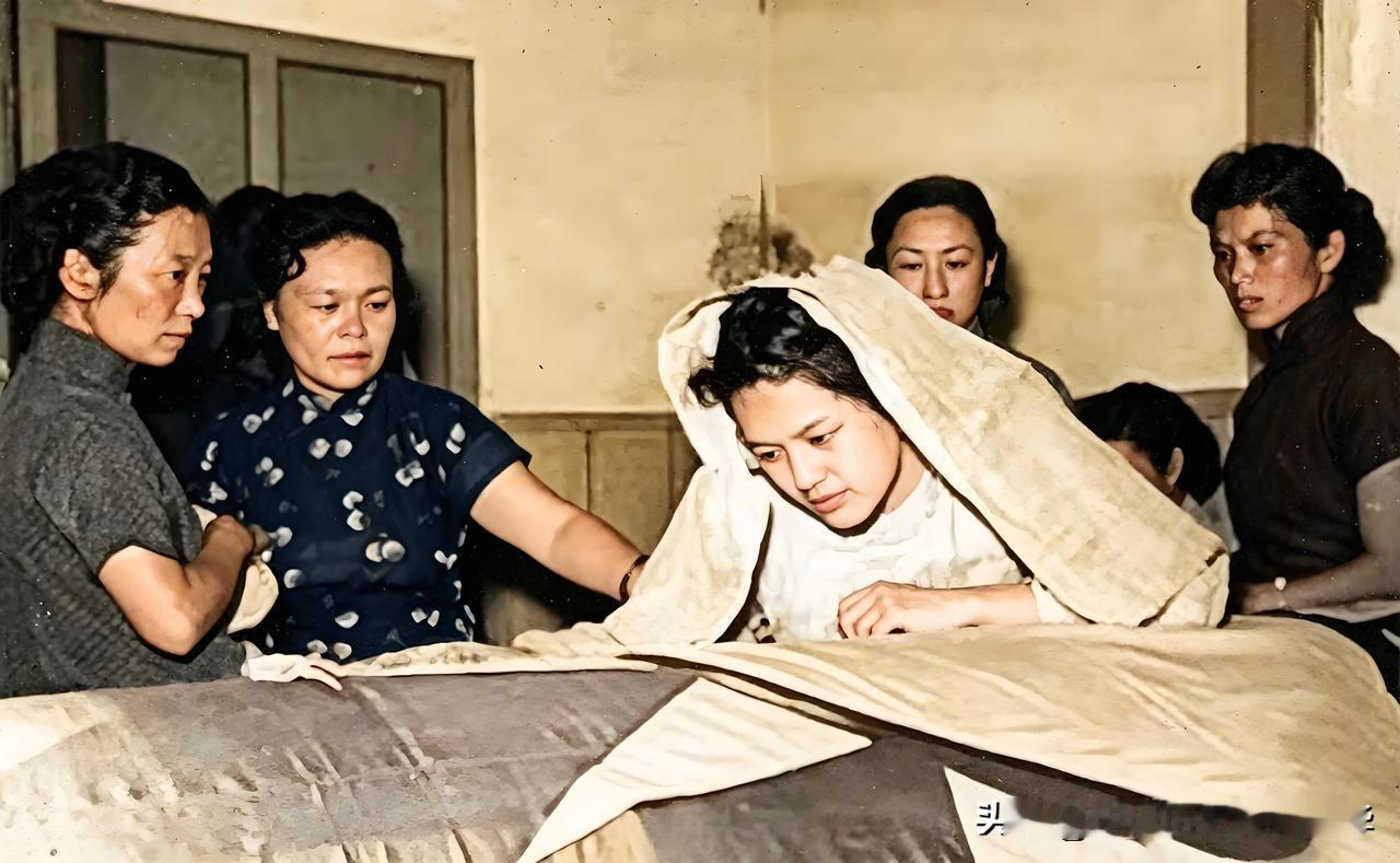 1954年，台北殡仪馆，汤恩伯灵前痛哭的女子，真实身份被误传了几十年这这张照片