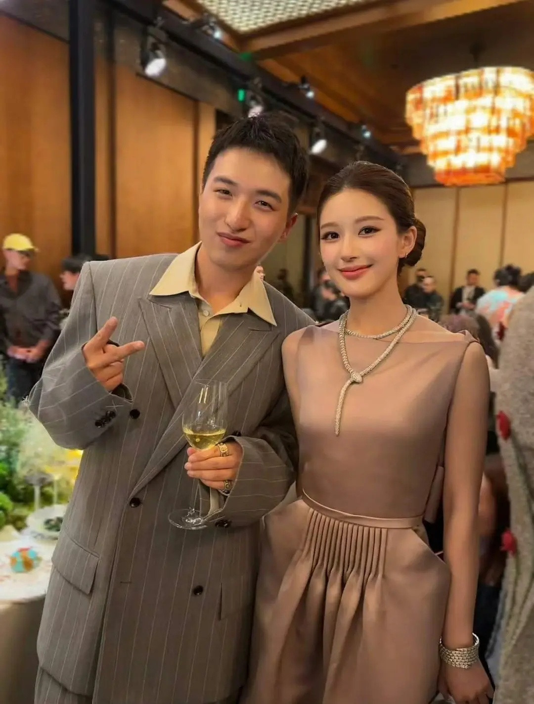 🐟🥩的差别现在这么大了，一个女明星，一个素人。