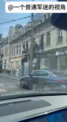 乌克兰首都基辅，由于征兵人员进入一家饭店搜捕壮丁，大批在饭馆就餐的乌克兰男性从饭