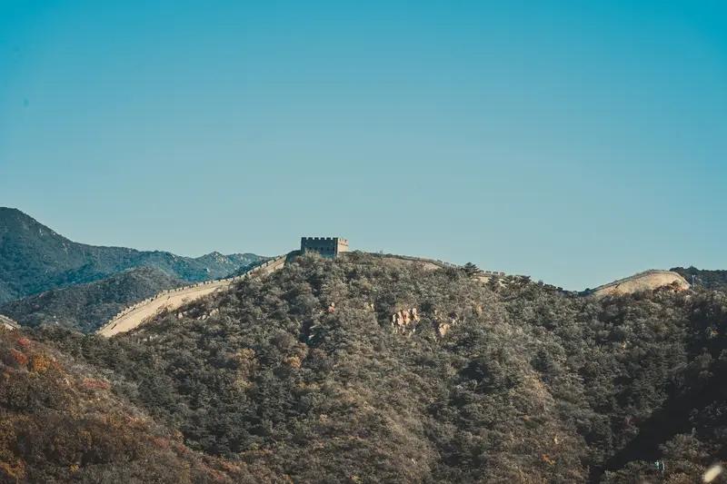 人这辈子真得去爬一趟长城！之前我去爬八达岭长城，那场面太震撼了。站在山脚下，