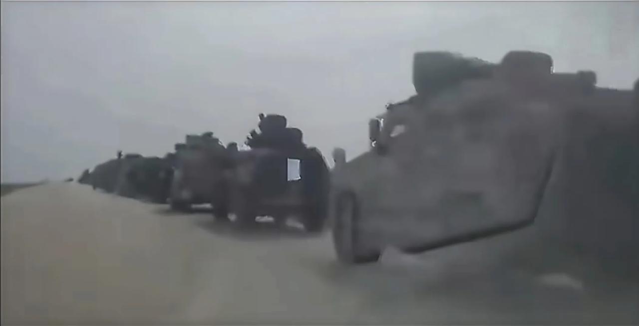 美军车队从叙利亚哈塞克省的卡萨克基地撤退到约旦。对库尔德人来说，美军撤离，就意味