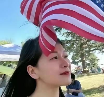 中国知名美女作家称在国内压抑不自由，让她活不下去，于是她抛弃父母，带着年幼的女儿