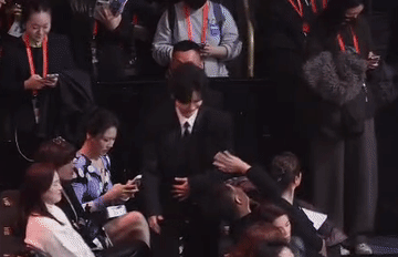 陈楚生出席微博之夜，好帅气！黑色长衣配皮裤，《晚礼服》的最佳妆造！他走向座位