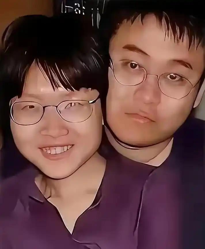 2005年，清华女硕士陈丹蕾，趁着深夜丈夫睡得正沉，从枕头底下摸出手枪，对准丈夫