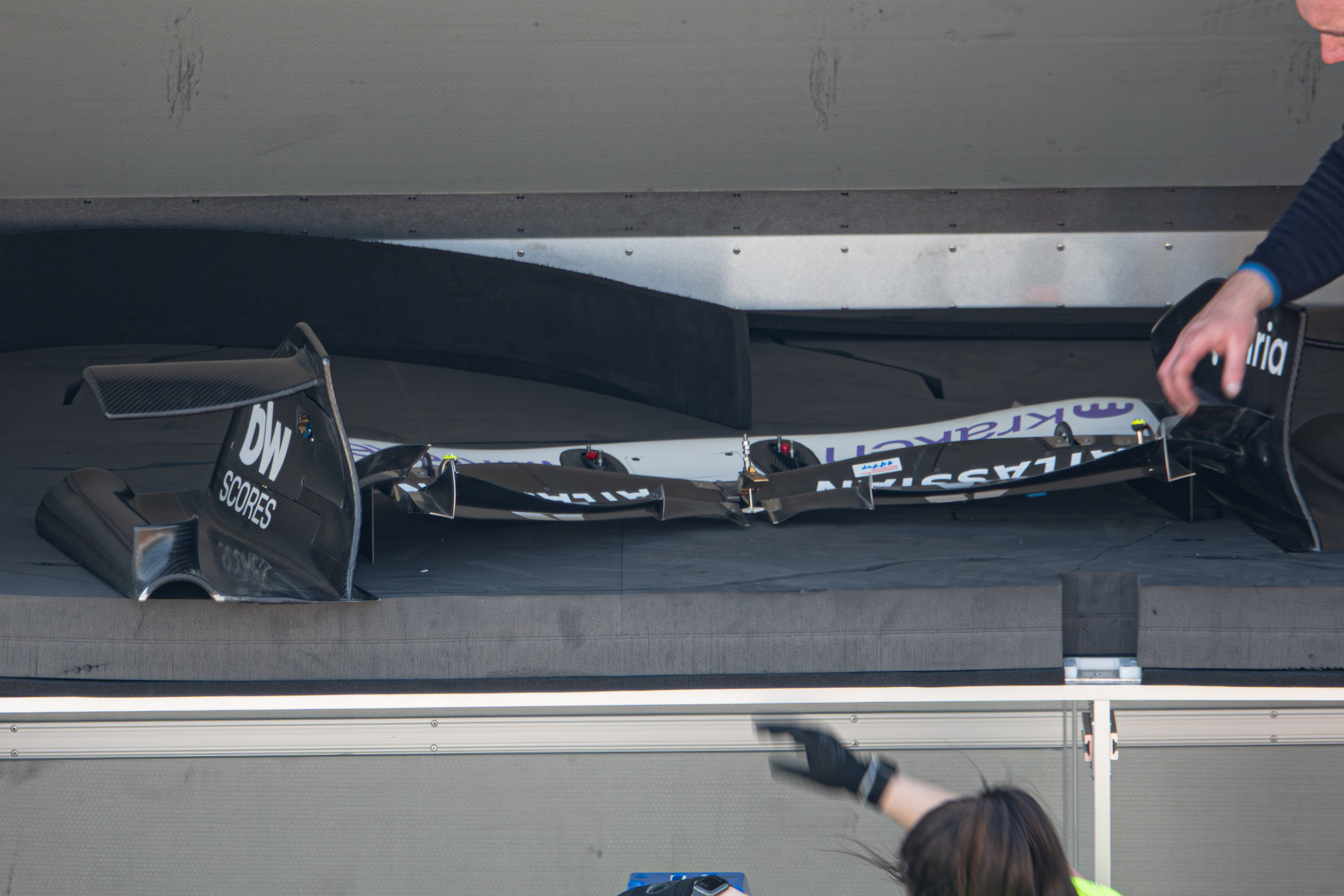 由摄影师NOBU拍摄下的各支F1车队在铃鹿赛道P房内的准备情况👀（包括了一些细