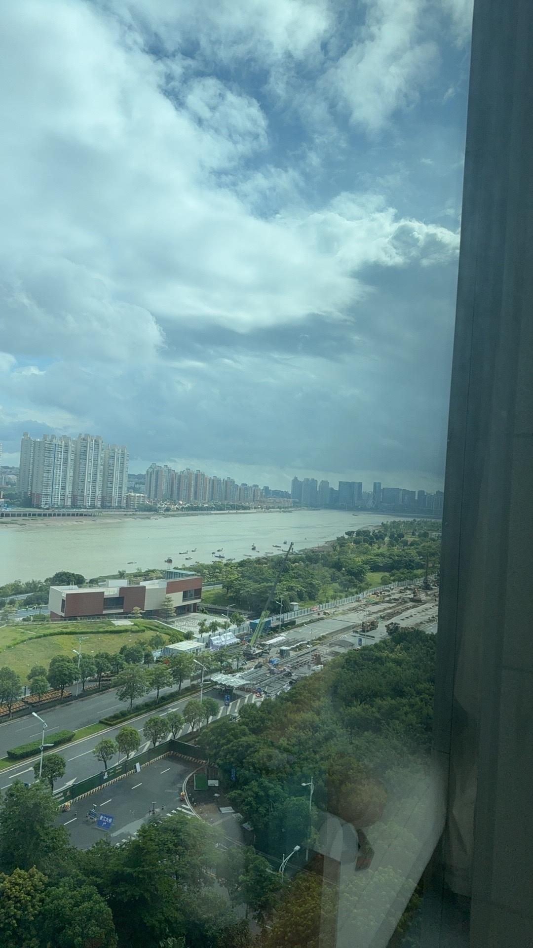 清晨醒来，你是否会选择给自己一个微笑？这份微小的选择，便是每日正能量的开端。