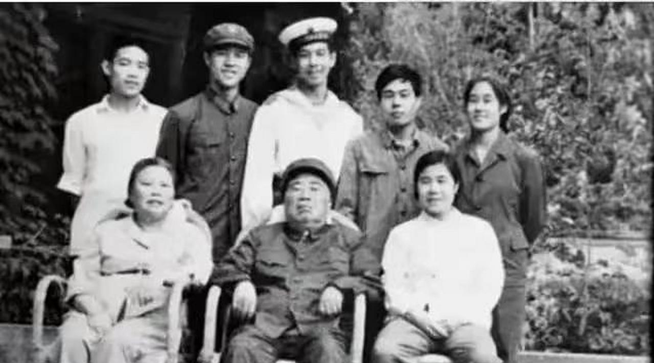 朱老总的九位孙辈，如今都官至何位了朱德从小家境穷苦，在四川老家帮家里干农活，1