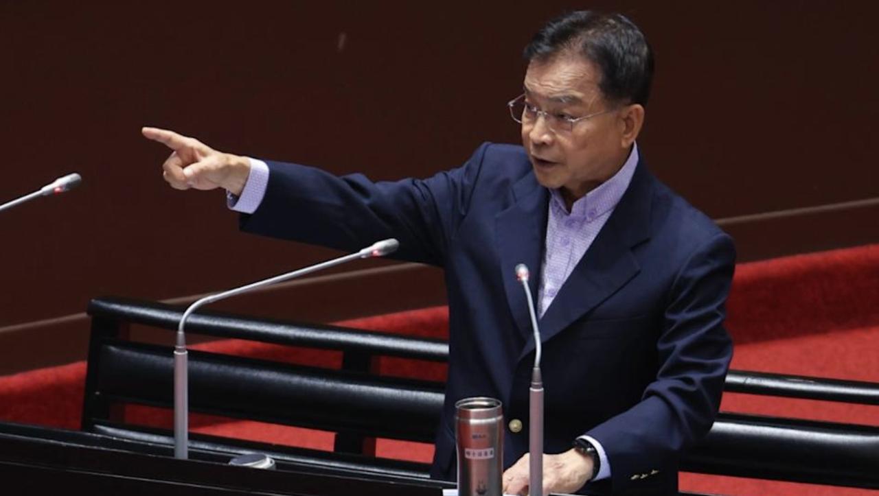 老蓝男，赖士葆出来打脸郑丽文？还说：你凭什么？国民党内部为国防特别预算条例的