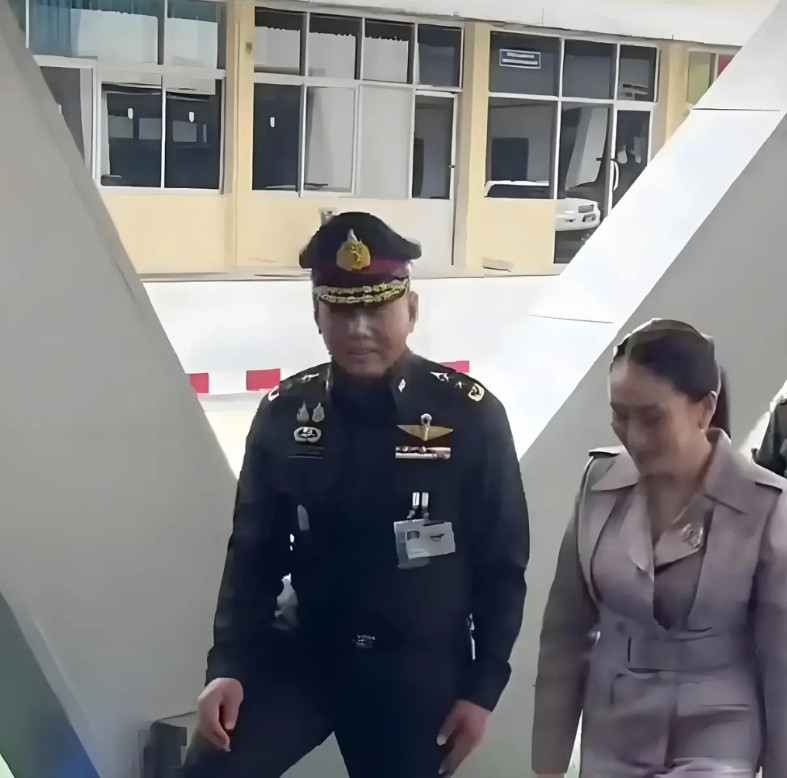 泰国军方为啥对佩通坦保持着尊重？因为佩通坦代表的他信华裔家族坚持亲华，是东大喜欢