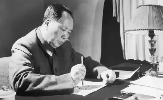 毛主席曾多次拒绝将自己的头像印在人民币上，他说：“这个人啊，有生之年不能上钞票，