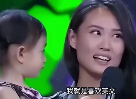 她嘴上嫌弃中国，回国录综艺全程飙英文秀优越感，吴京当场一句话直接打脸！李安琪是美籍，从小在美国长大。