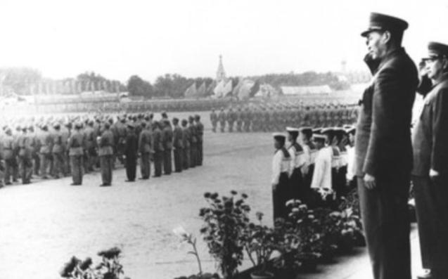 1953年，彭德怀到哈军工视察，刚进食堂，就看到1个熟悉的身影坐在那里，他顿时脸