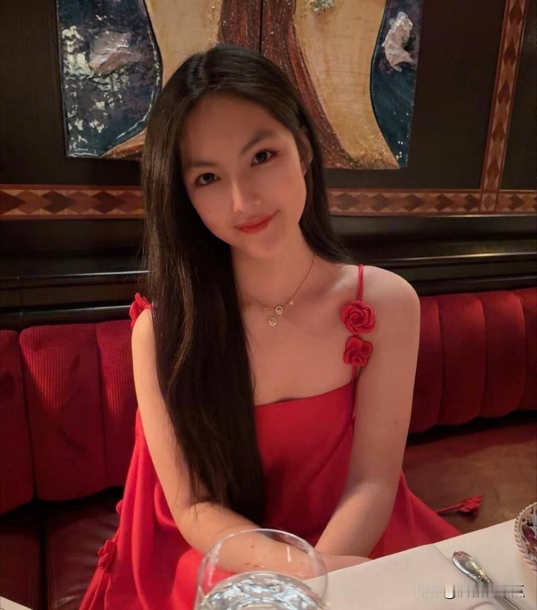 王诗龄迫不及待的分享了她的过年照片，这一次照片里没有李湘，没有王岳伦，只有她自