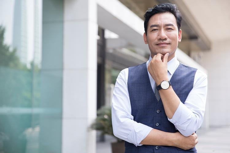 别再纠结年龄！这三种“老男人”，最让女人动心！这里的“老”，不是指年龄上的