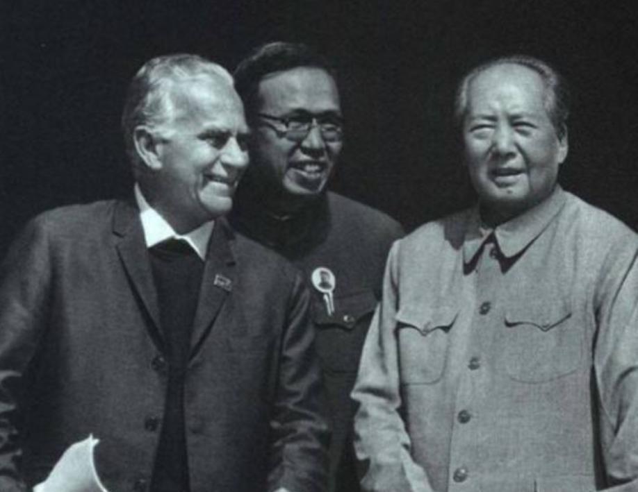 建国后毛主席委托特工抚养三位子女，特工选择隐匿身份，陈赓受毛主席特派前去看望，背