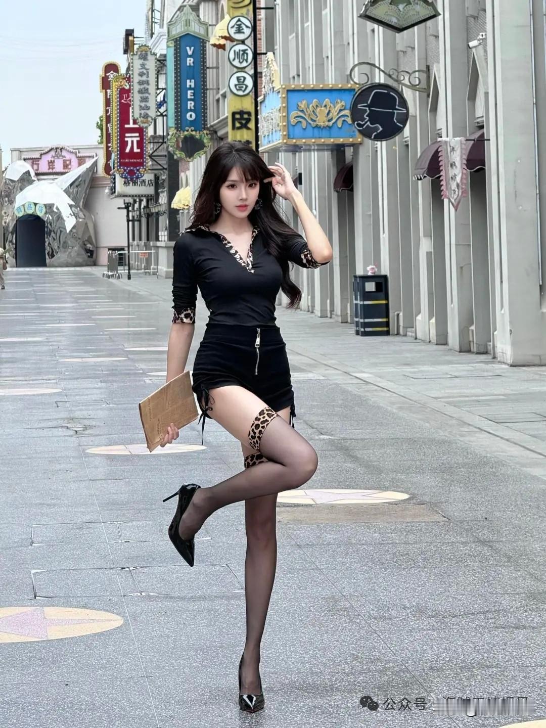 都市街头时尚大片，黑裙与高跟鞋的完美搭配，尽显优雅与自信！👗👠💃