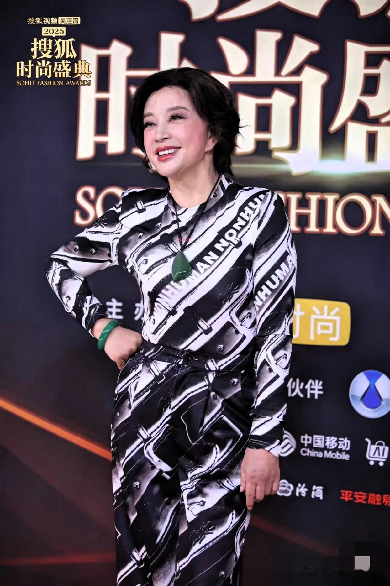 76岁的刘晓庆，这回是真硬气。被小自己38岁的前男友古柯起诉索赔504万，人家回