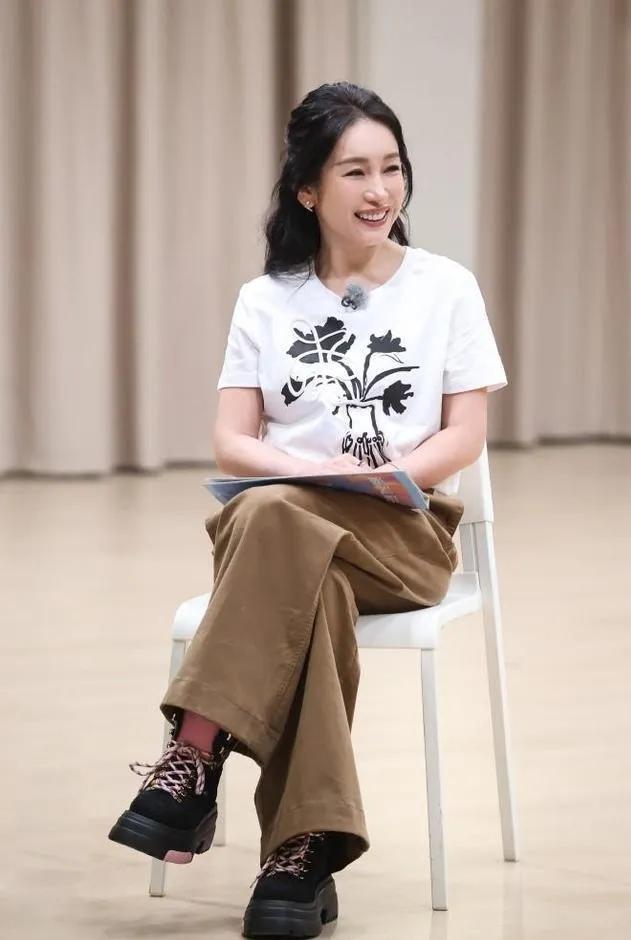 秦海璐这身中年穿搭太接地气40+女人别再乱买衣服了，学学秦海璐这套！简单