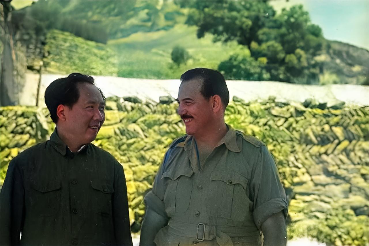 1944年延安毛主席与记者哈里森·福尔曼并肩而站相视一笑。福尔曼在延安采访期间深