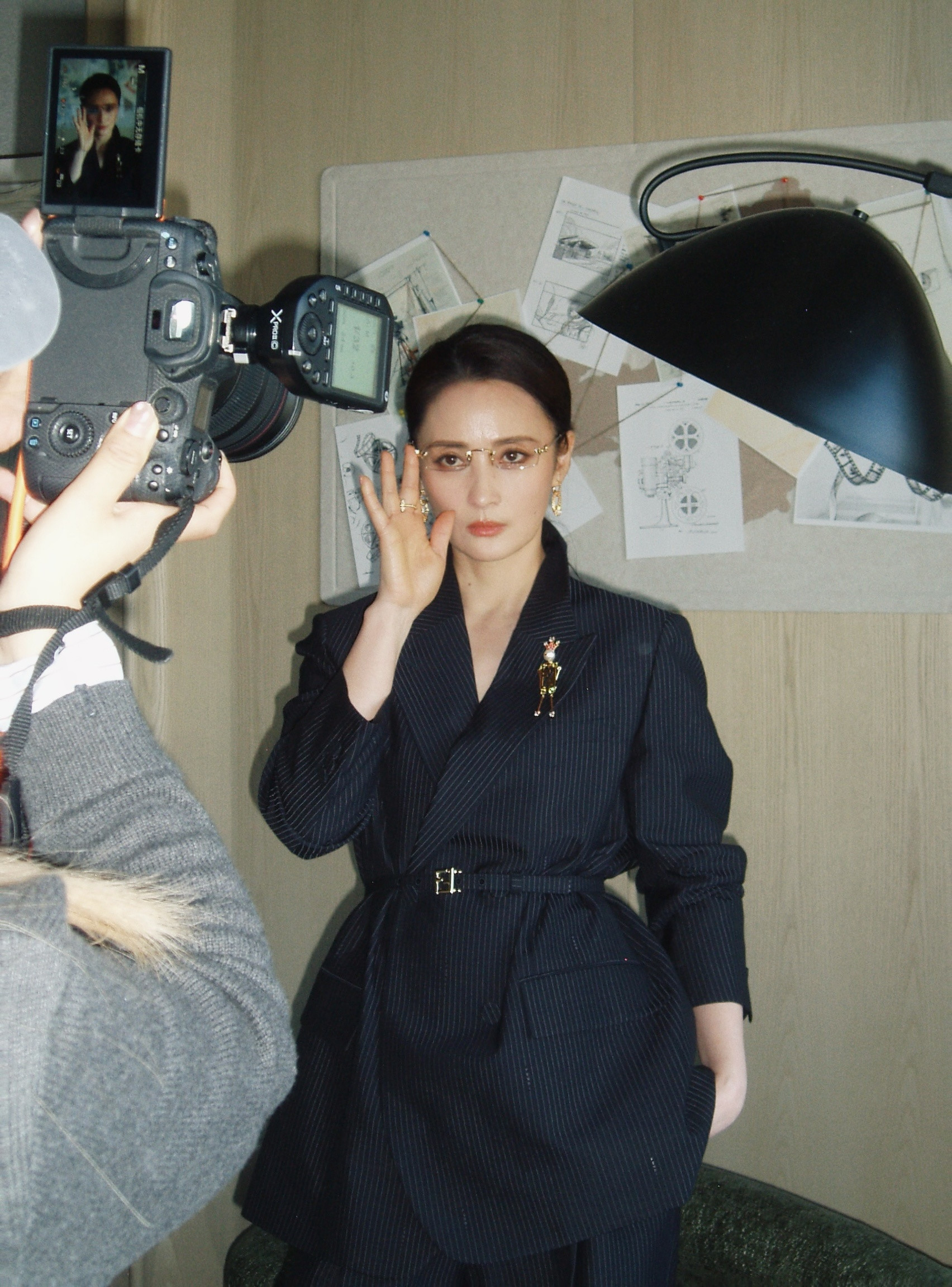 谁懂啊！蒋勤勤的西装+眼镜杀直接戳中审美心巴！利落线条配清冷气场，帅得又苏又欲，