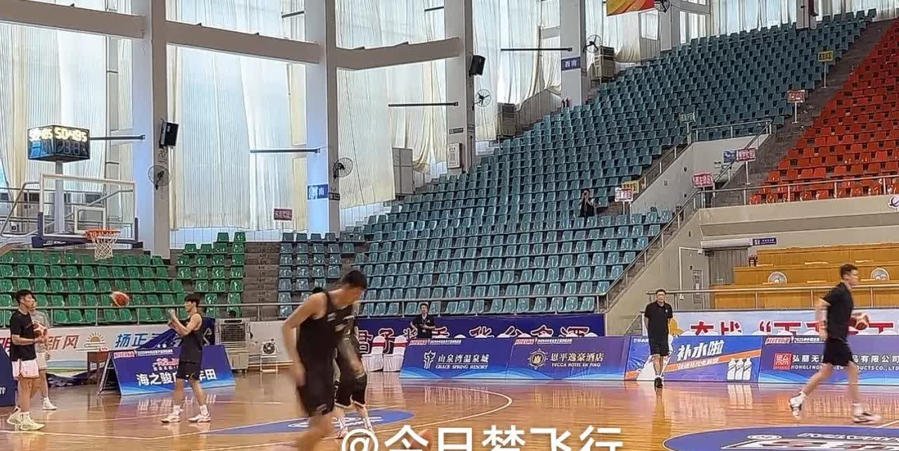 广东队正在踩场训练，今晚大名单会有谁？今天上午十点，广东全运会男篮到了恩