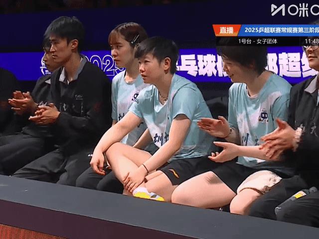 换其他人早被网暴了。孙颖莎就是孙颖莎，坐下场边，一副“大佬”的气质自然而然的散