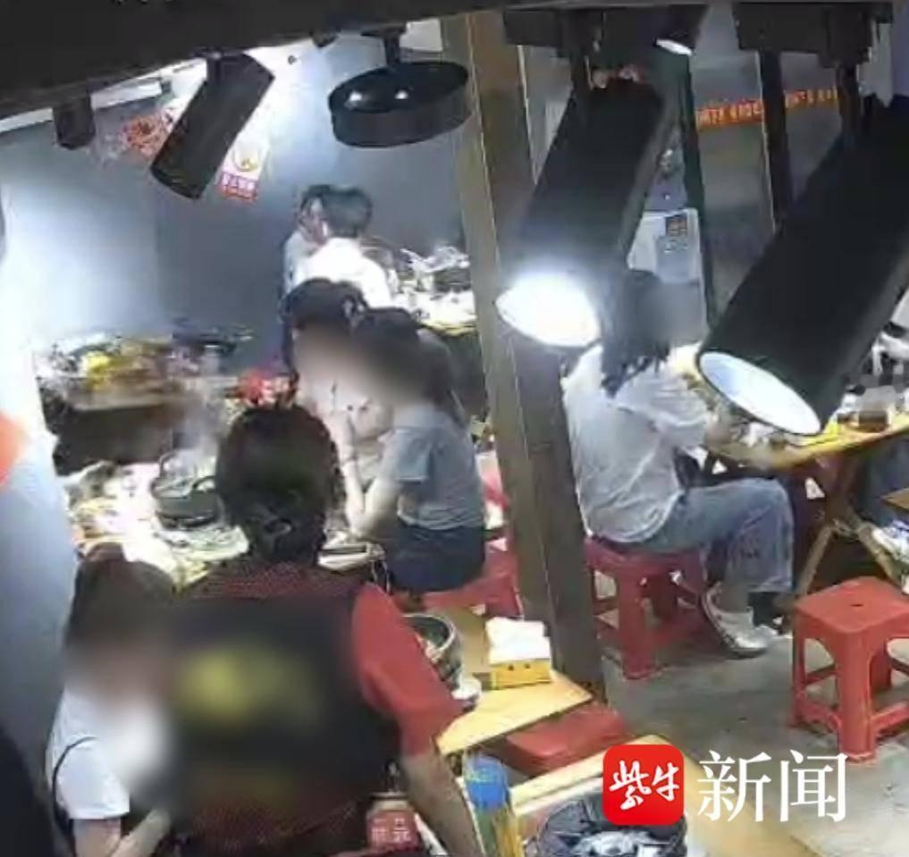 无妄之灾！广东深圳，一女子正和朋友在火锅店吃饭，身后一对情侣情难自抑在座位上接吻