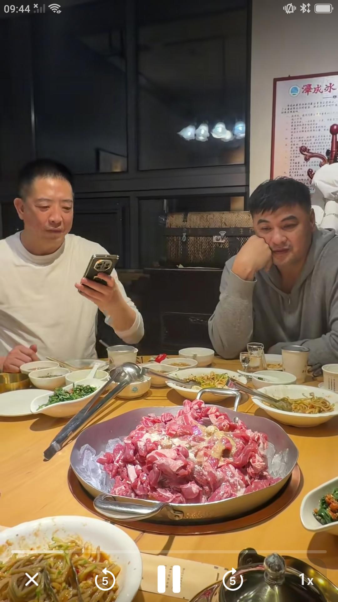 【老友相聚品尝美食是首选啊，新鲜牛羊肉加上各种小菜，再配上白酒这就是享受生活啊！
